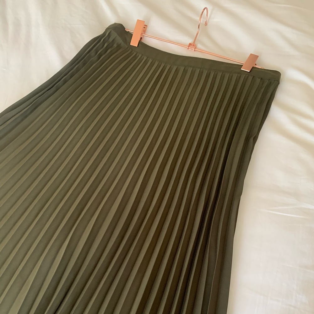 Pleated long olive skirt H&M size 8